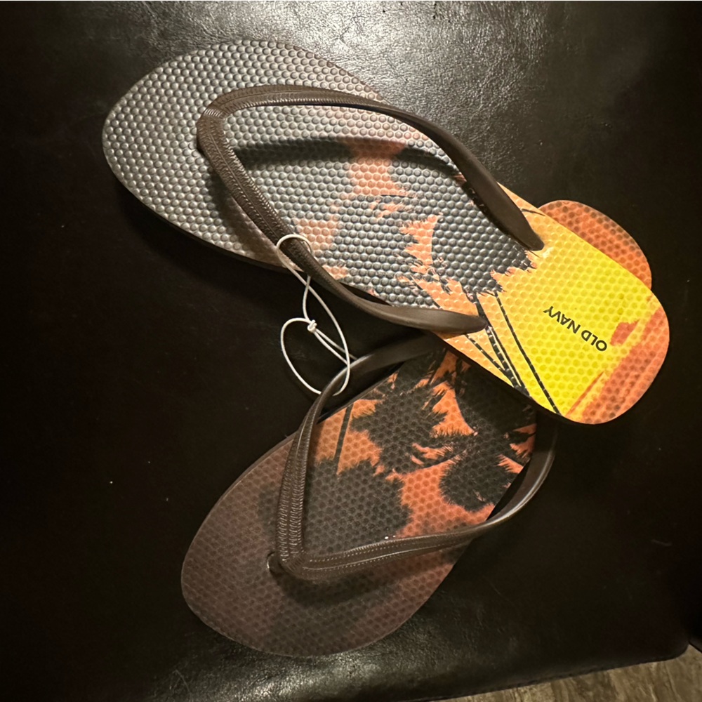 NWT Old Navy flip flops size 9